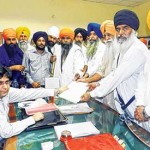 Sikh leaders and protesters handing over memorandum to Gurdaspur DC