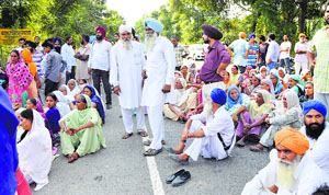 Protesters state dharna at Neelon Bridge [Sept. 28, 2014]