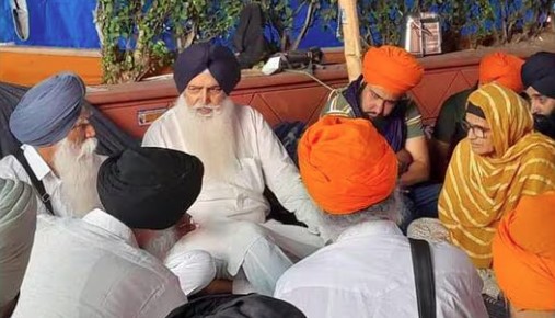Virsa Singh Valtoha with parents of Amritpal Singh