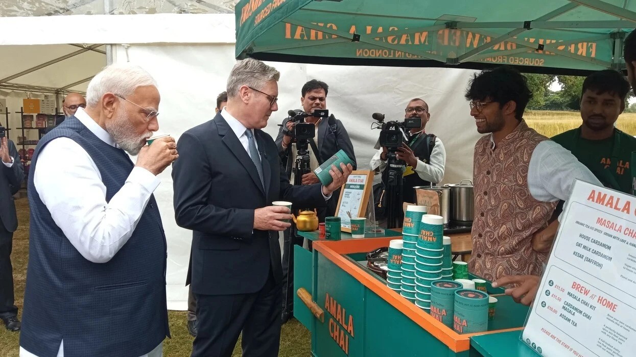 UK PM Keir Starmer and Indian PM Narendra Modi share tea during a business event at Chequers, 24 July 2025.