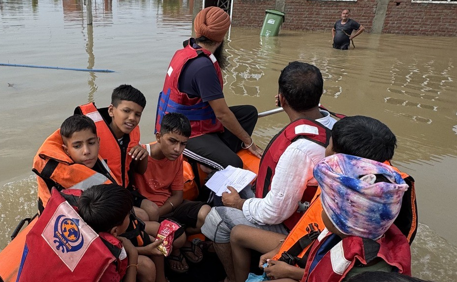 Students and staff rescued from Jawahar Navodaya Vidyalaya in Gurdaspur district by Khalsa Aid volunteers