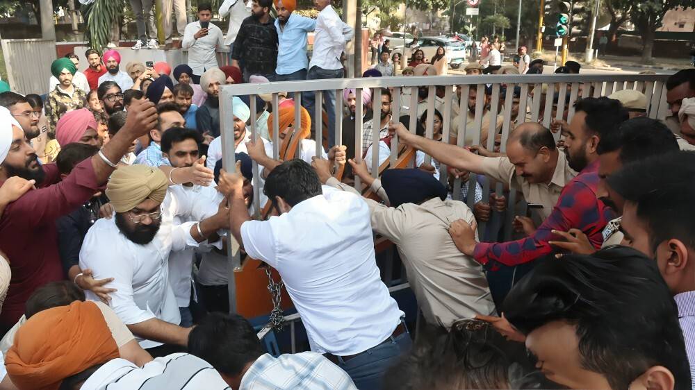 Panjab University students closing down Gate No 2 of the campus | November 4, 2025