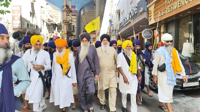 Bhai Daljit Singh Bittu, Bhai Rajinder Singh Mughalwal, Bhai Lal Singh Akalgarh and Bhai Balbir Singh with others