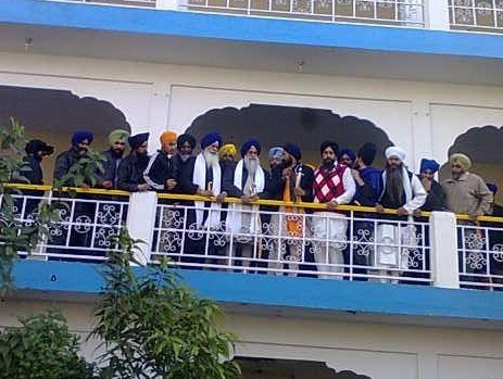Bhai Gurbaksh Singh Khalsa with Giani Gurbachan Singh and others while declaring the final decision (December 25, 2013)