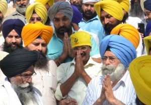 AAP Convener Arvind Kejriwal Visits Darbar Sahib [File Photo]