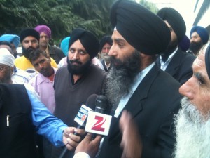 Advocate Jaspal Singh Manjhpur addressing media outside Ludhiana court complex [File Photo]