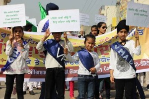 Sikh Enviornment Day Photo by EcoSikh (2) School children in Ludhiana holding slogans for nature from Guru Granth Sahib.